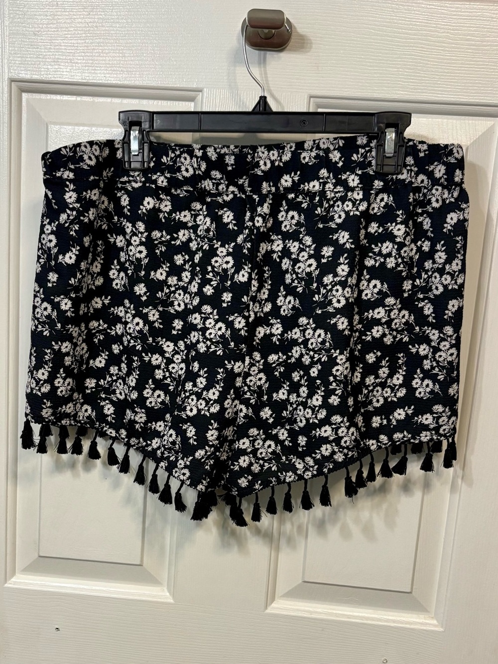 Floral Tassel Hem Women's Shorts - Black/White